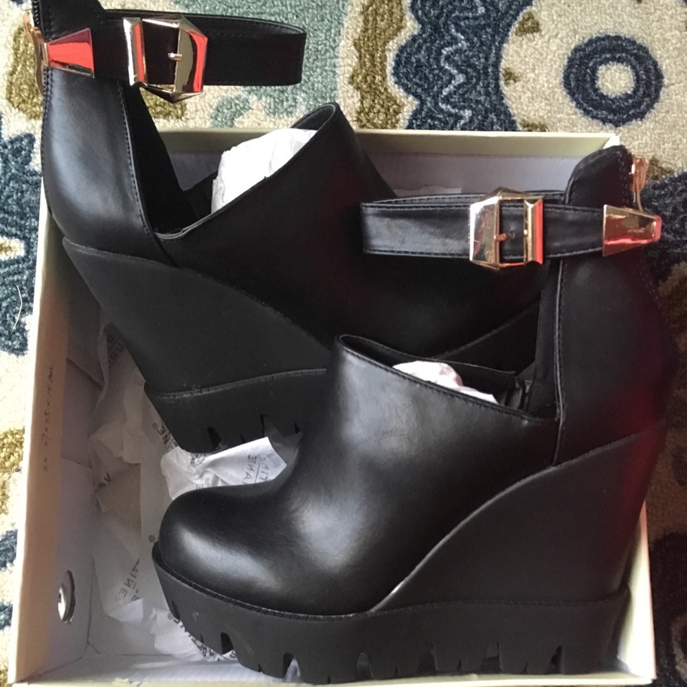 Gimme More Faux Leather Wedge US 6 - Picture 5 of 8